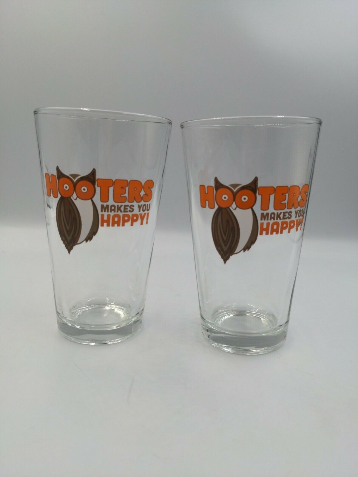 HOOTERS MAKES YOU HAPPY COLLECTIBLE 16OZ PINT GLASS  (SET OF 2)