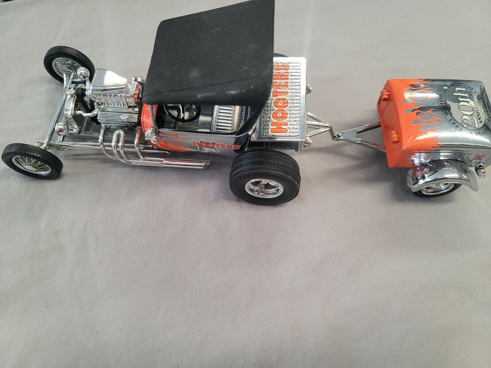 1:24 Hooters  20th Anniversary A Delightfully Double Decade Hot Rod & Trailer